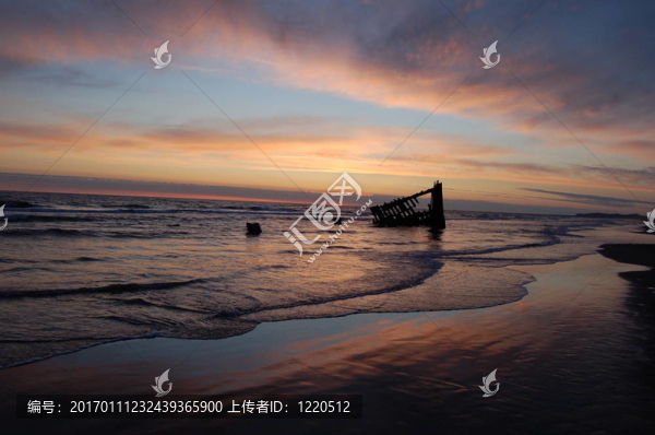 海洋沉船的日落