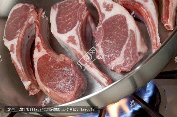 排骨排骨在煎鍋烹飪