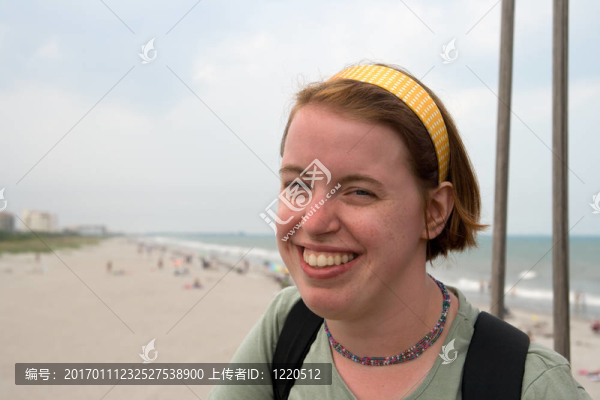 在海灘上的青少年