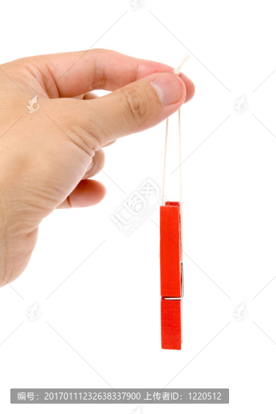 手上拿著一個紅色的衣服