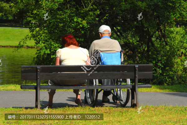 在公園里放松