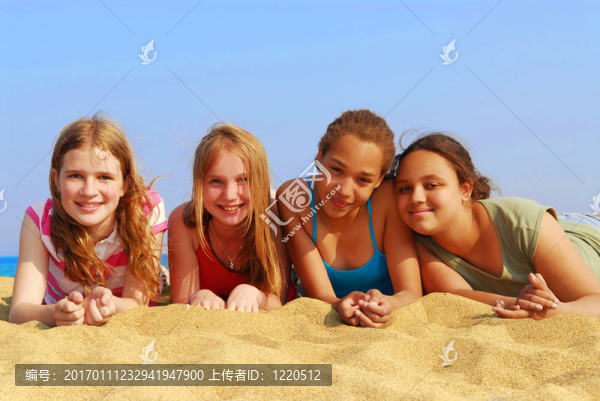 女孩在海灘上