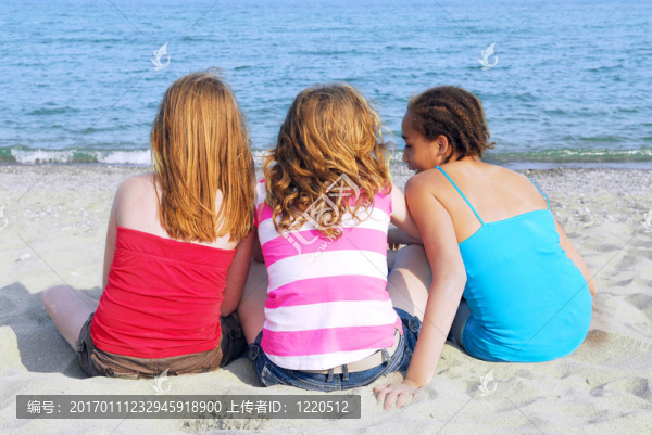 女孩在海灘上