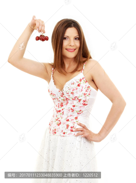 美麗的黑發(fā)女孩拿著櫻桃