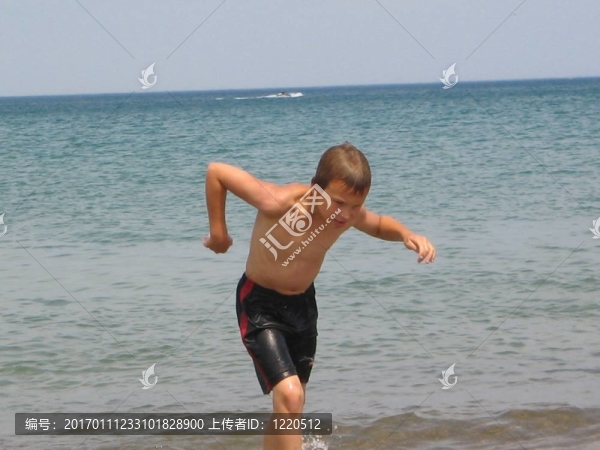 在海灘上跑步的男孩