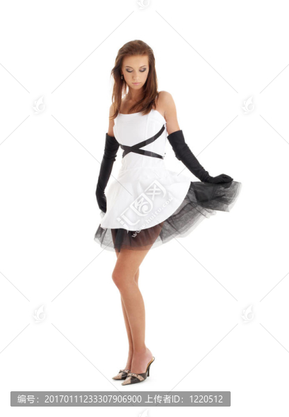 穿著黑衣服和白衣服的女士