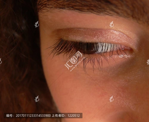 一個年輕女孩的眼睛