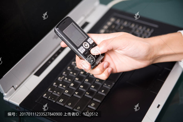手機(jī)在筆記本上