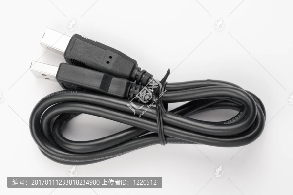 一個黑色的USB電纜的使用