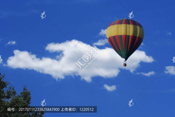 熱氣球和云