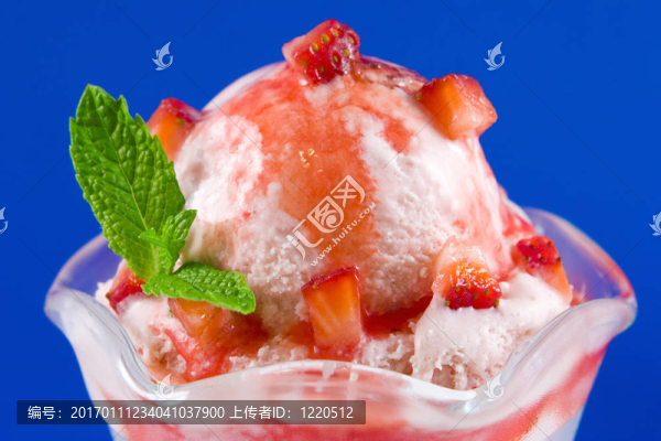 草莓冰淇淋