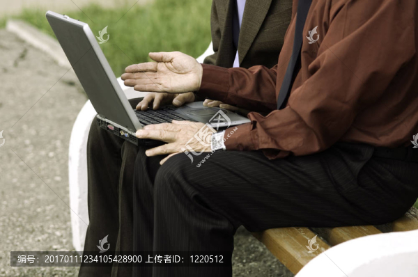 工作上的筆記本電腦-匯圖網(wǎng) www.fosd68.com 工作上的筆記本電腦