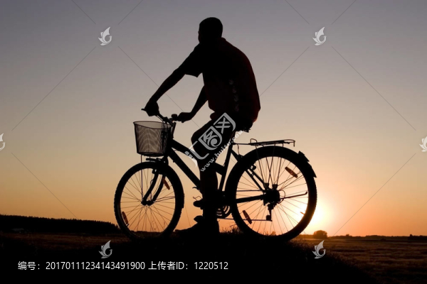 騎自行車的剪影