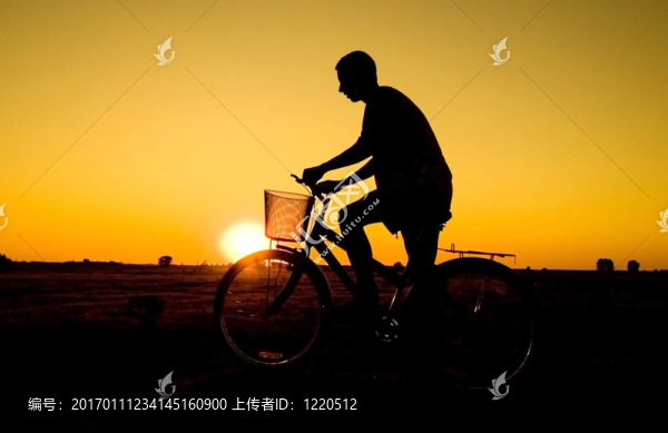 騎自行車(chē)的剪影