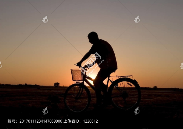 騎自行車(chē)的剪影