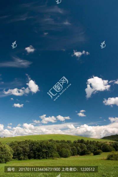 夏天Cloudscape和綠色的草地