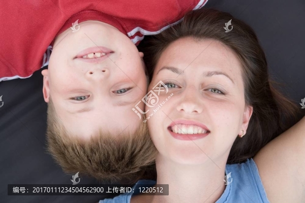 媽媽和兒子的微笑。