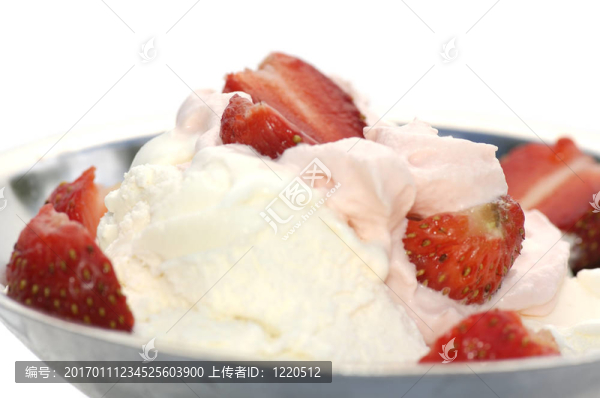 草莓冰淇淋