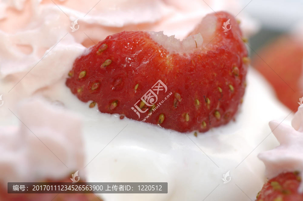 草莓冰淇淋