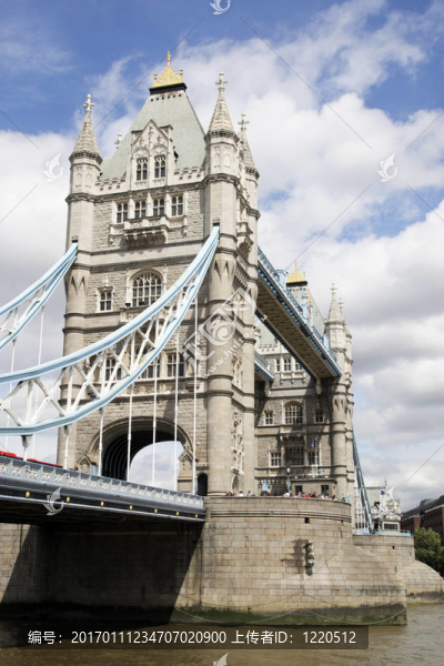 塔橋從管家碼頭英國倫敦英國七月2007