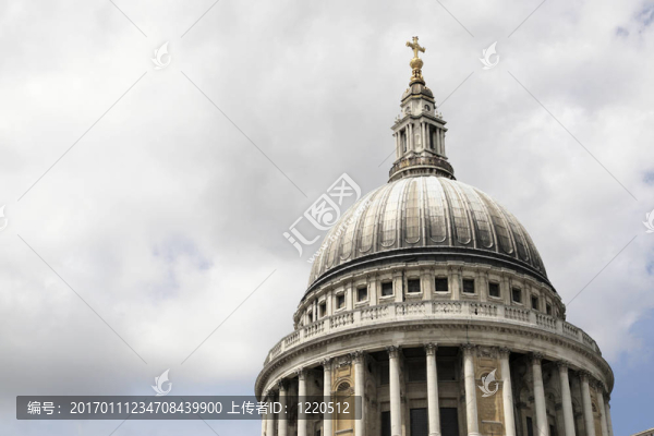 圣保羅大教堂的穹頂從英國倫敦英格蘭的大炮街于2007七月拍攝