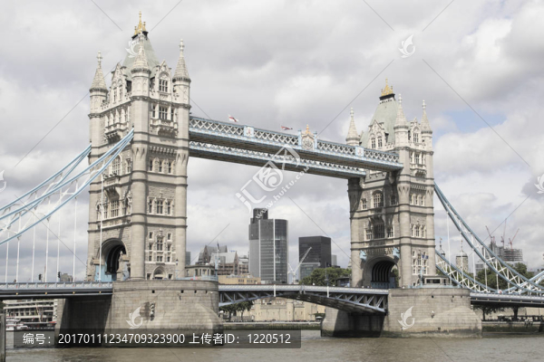 塔橋從管家碼頭英國倫敦英國七月2007
