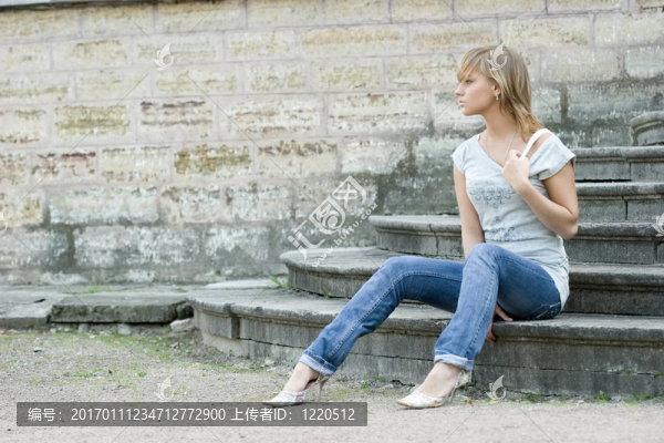 在墻上擺姿勢(shì)的女孩