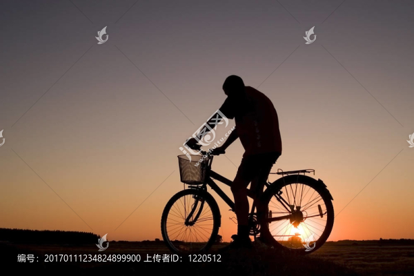騎自行車的剪影