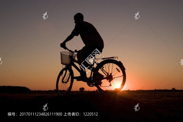 騎自行車的剪影