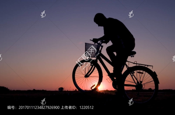 騎自行車(chē)的剪影