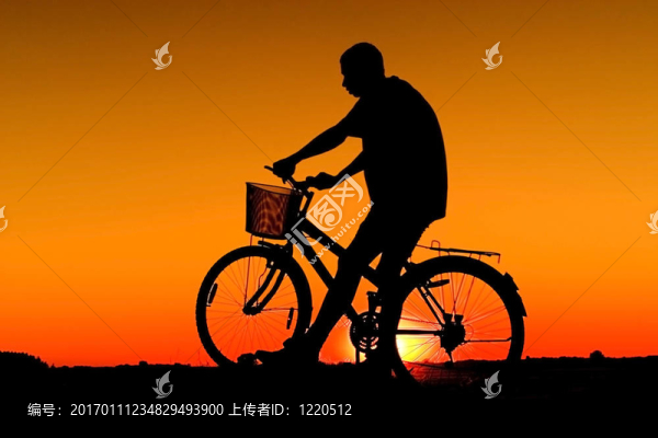 騎自行車的剪影