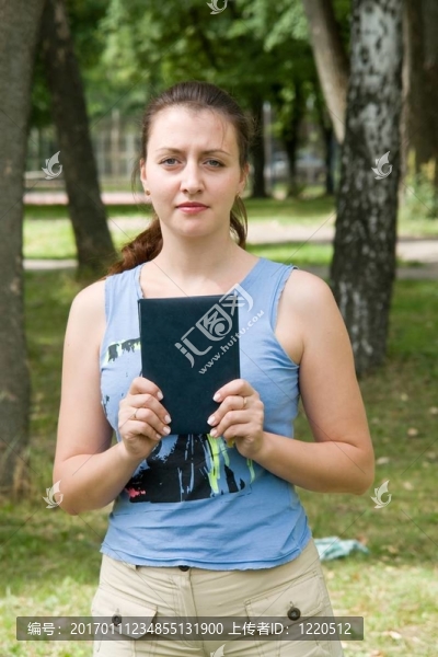拿著書的女人