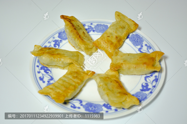 一盤鍋貼