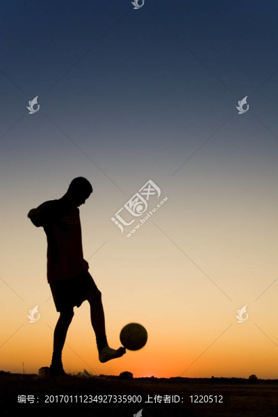 足球在日落