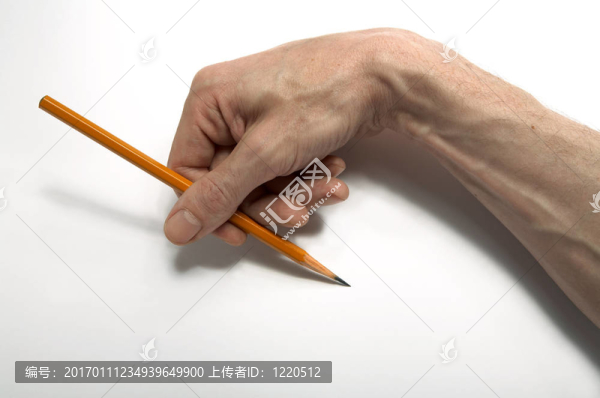 手里拿著一支鉛筆