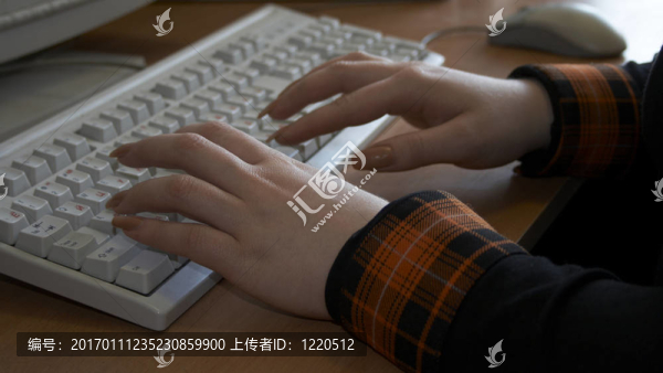 女人的手在鍵盤上-匯圖網(wǎng) www.fosd68.com 女人的手在鍵盤上