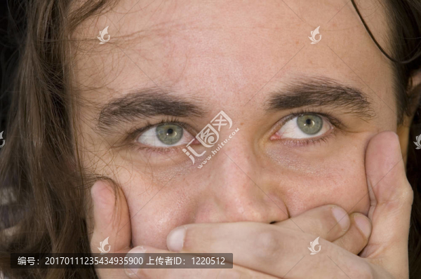 用深邃的眼睛的年輕人