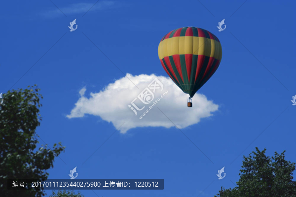 熱氣球和云