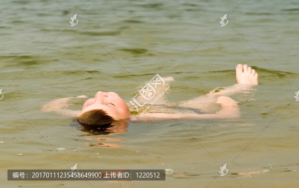 男孩躺在水上