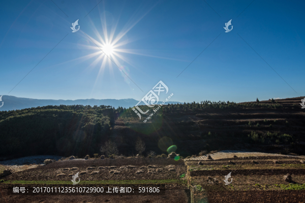 高原陽光下的紅土地
