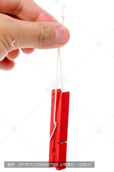 手上拿著一個(gè)紅色的衣服-匯圖網(wǎng) www.fosd68.com 手上拿著一個(gè)紅色的衣服