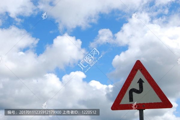 道路標(biāo)志：曲折道路