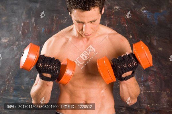 濕汗的健美運動員