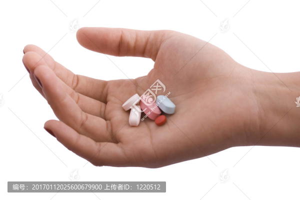 女子拿著藥丸