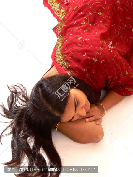 穿著紅裙子的印度女士。