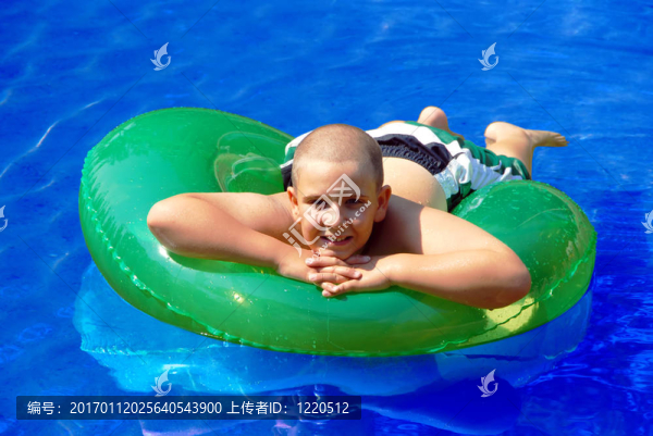漂浮在一個內(nèi)的孩子