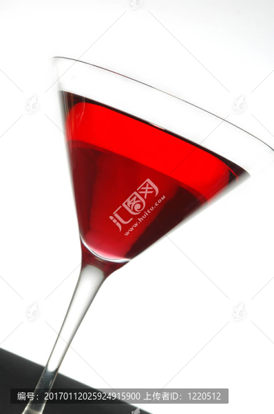 時(shí)尚的紅色雞尾酒