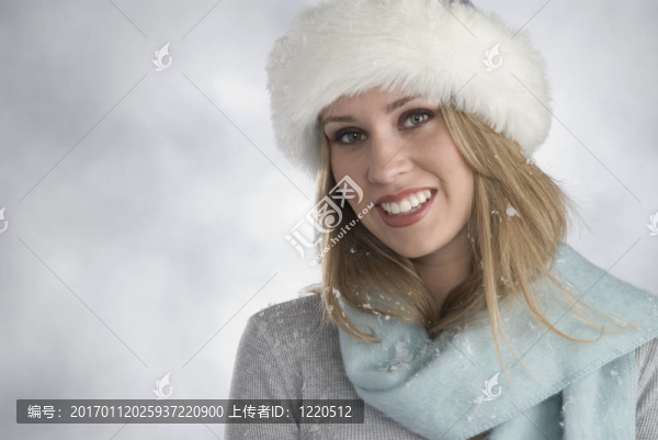 美麗的金發(fā)女郎在冬季服裝