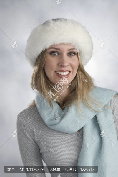 美麗的金發(fā)女郎在冬季服裝