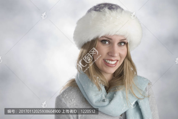 美麗的金發(fā)女郎在冬季服裝